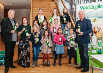 Die Natur durch Kinderaugen sehen: Waldquelle Glasflaschen bekommen zum Jahresende neue Etiketten